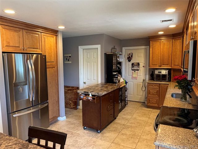 108 Michaels Way, Holbrook, NY 11741