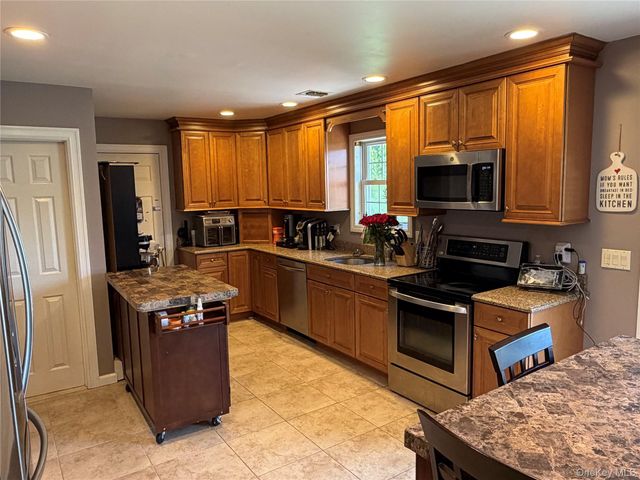 108 Michaels Way, Holbrook, NY 11741