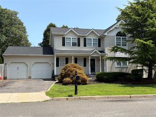 108 Michaels Way, Holbrook, NY 11741