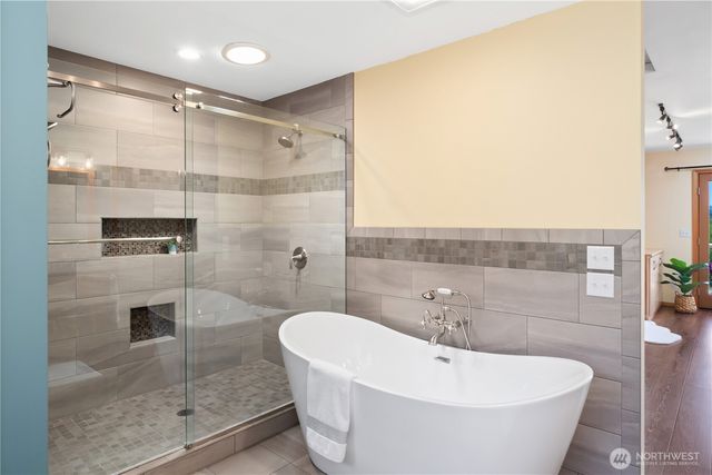 61 Robbins Road, Nordland, WA 98358