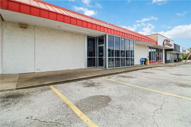 2123 W Martin Luther King Jr Boulevard, Fayetteville, AR 72701