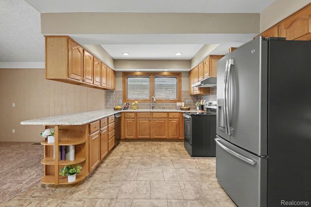 39712 Crystal Drive, Sterling Heights, MI 48310