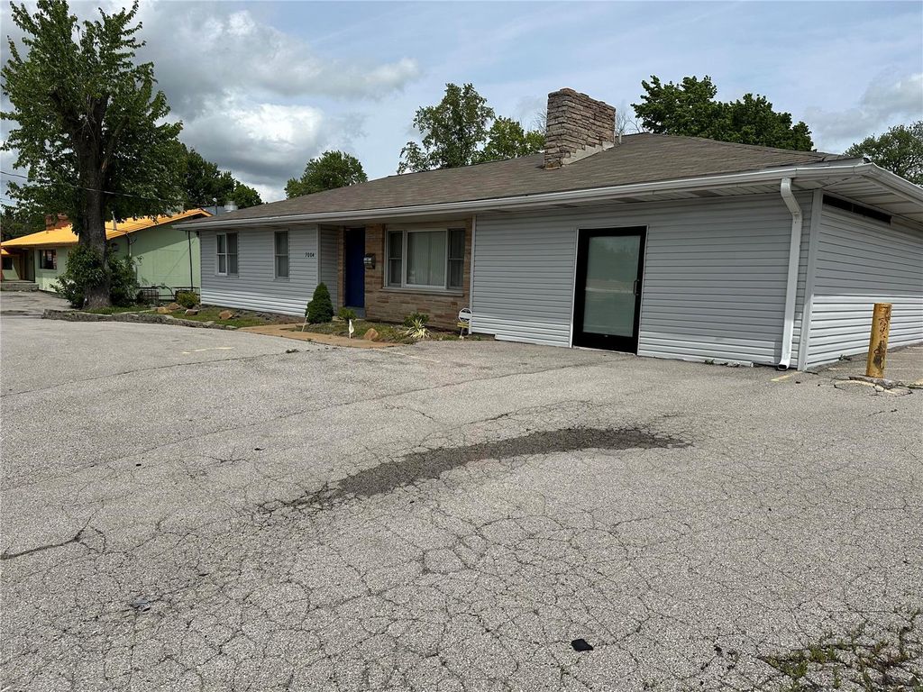 7004 N Hanley Road, Hazelwood, MO 63042