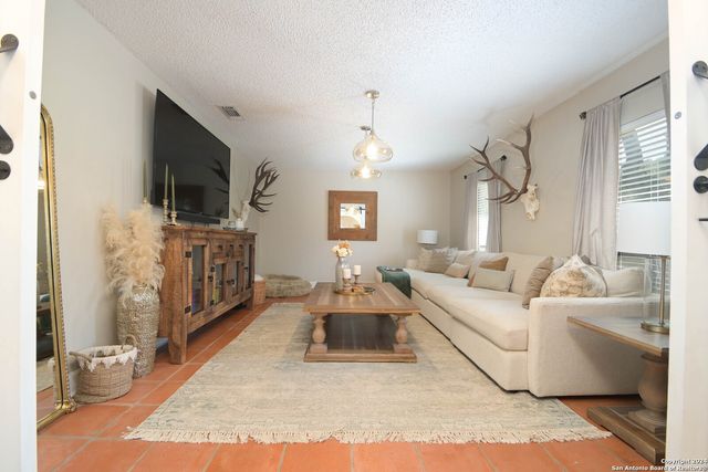 1734 Mountjoy St, San Antonio, TX 78232