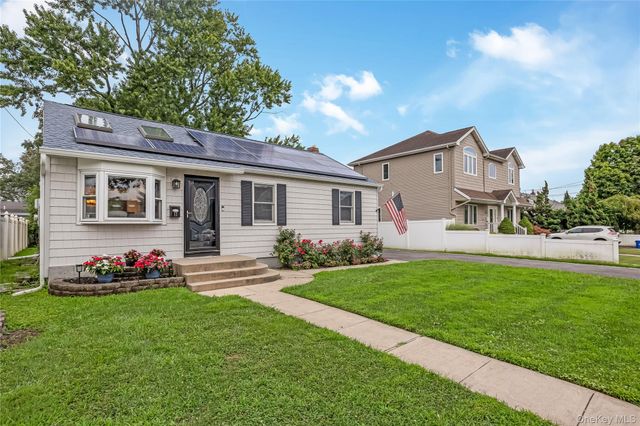 11 Delano Place, West Babylon, NY 11704