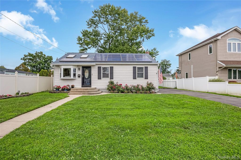 11 Delano Place, West Babylon, NY 11704