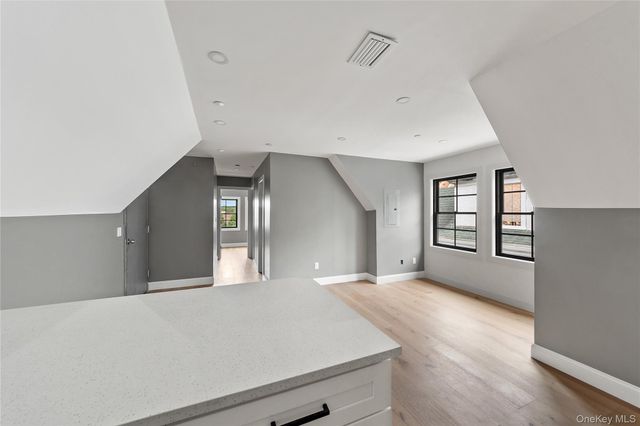 356 S 10th Avenue, Mount Vernon, NY 10550