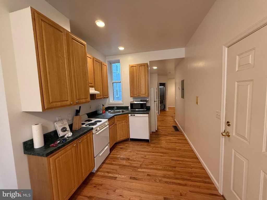 1541 W THOMPSON ST, Philadelphia, PA 19121