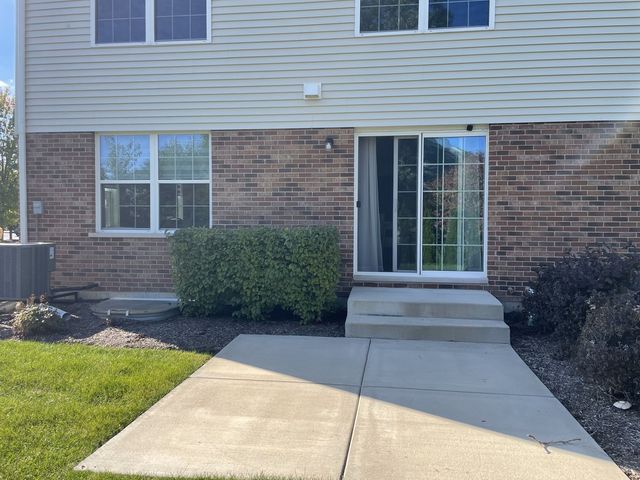 579 Bobby Ann Court, Roselle, IL 60172