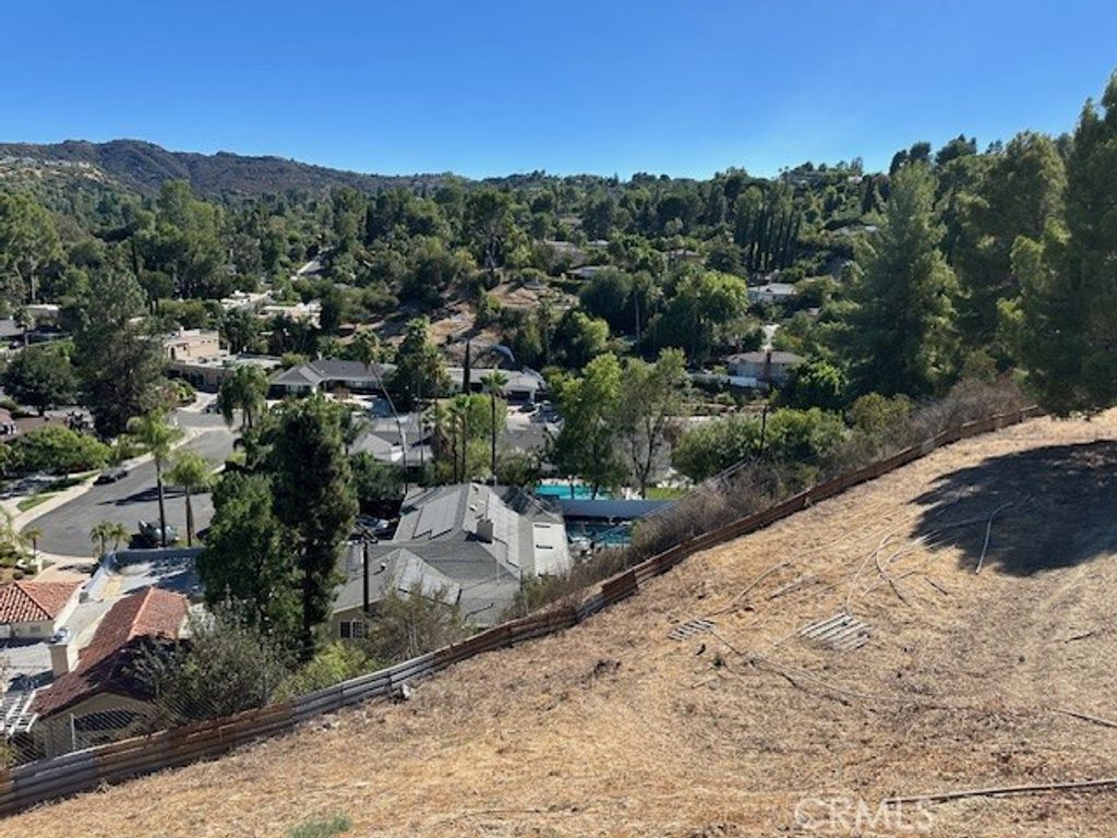 Image 13 of property listing at 4631 Caritina, Tarzana, CA 91356