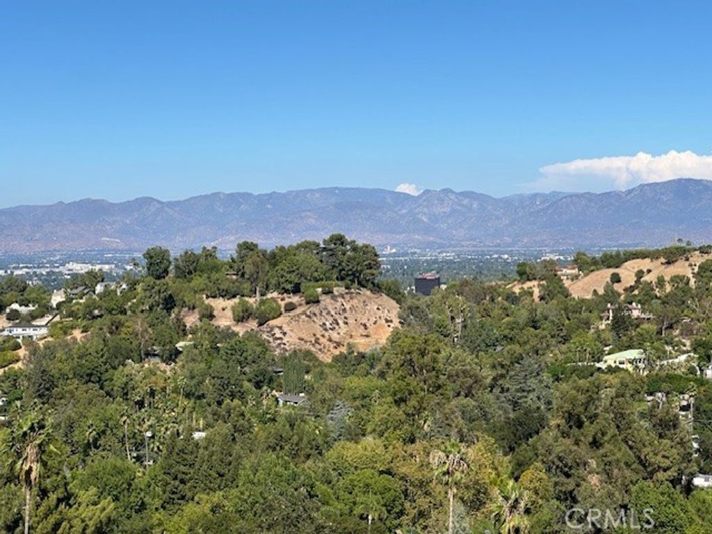 Image 3 of property listing at 4631 Caritina, Tarzana, CA 91356