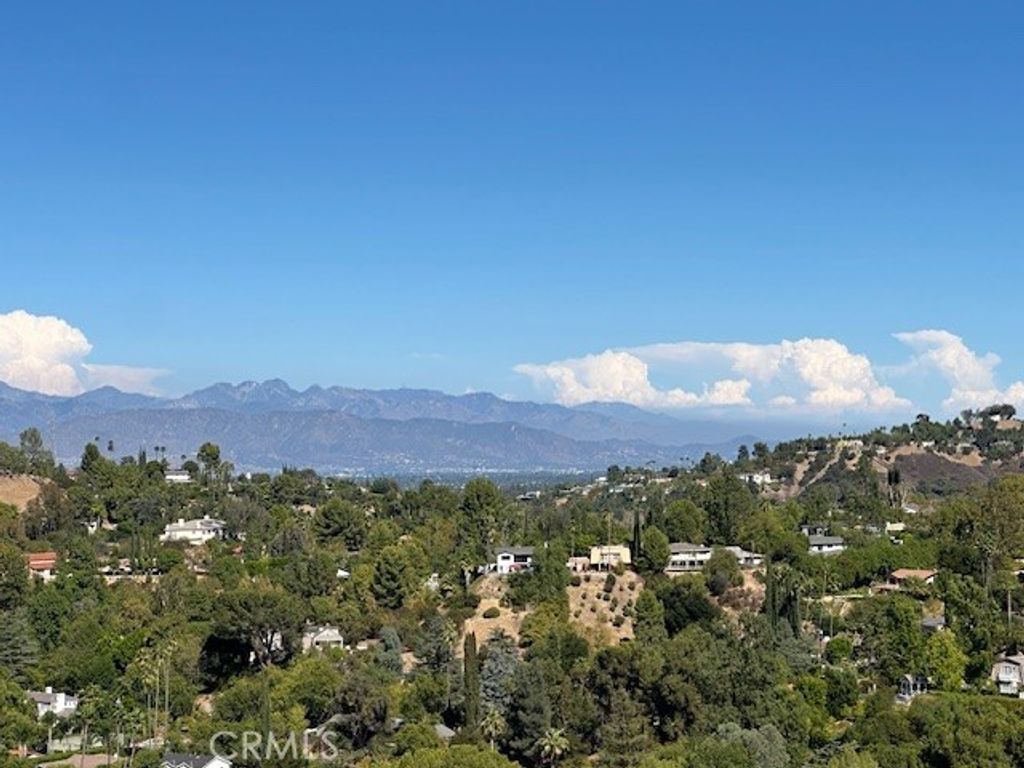 Image 4 of property listing at 4631 Caritina, Tarzana, CA 91356