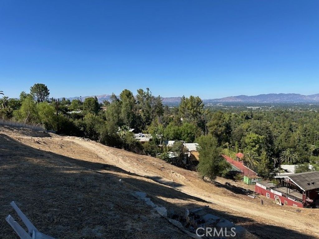 Image 9 of property listing at 4631 Caritina, Tarzana, CA 91356
