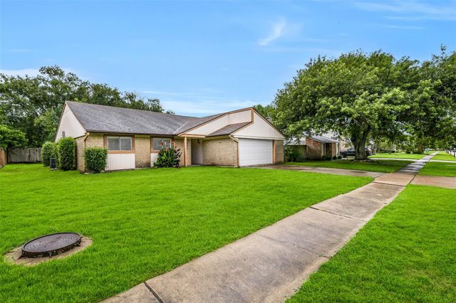 508 E Castle Harbour Drive, Friendswood, TX 77546