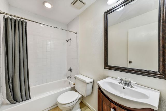 508 E Castle Harbour Drive, Friendswood, TX 77546