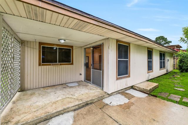508 E Castle Harbour Drive, Friendswood, TX 77546