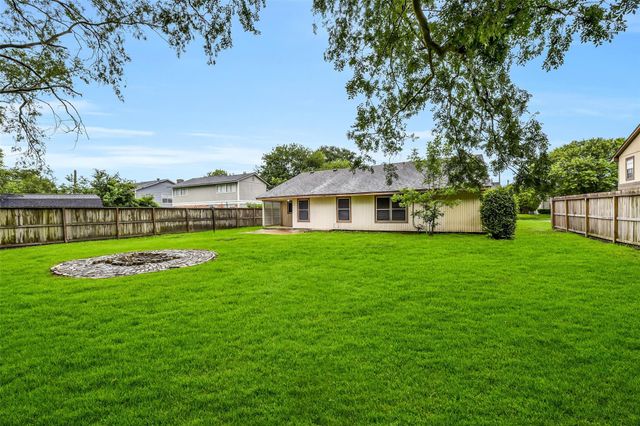 508 E Castle Harbour Drive, Friendswood, TX 77546