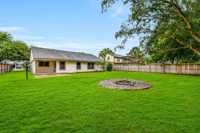508 E Castle Harbour Drive, Friendswood, TX 77546