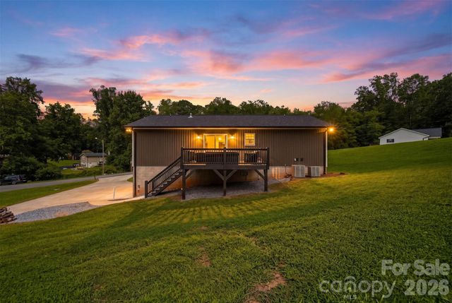 2953 2nd Street Court NW, Hickory, NC 28601