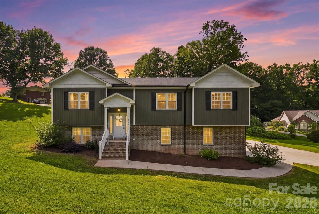 2953 2nd Street Court NW, Hickory, NC 28601