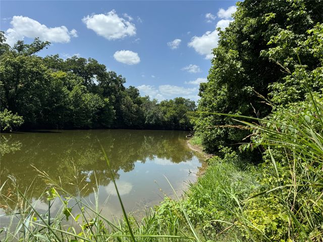 1205 Northshore Lane, Valley View, TX 76272