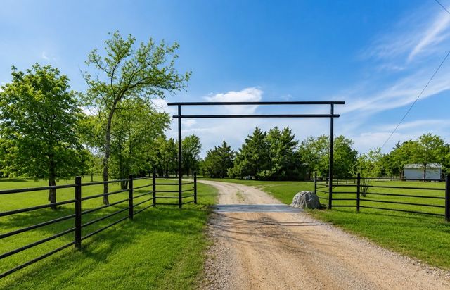 1205 Northshore Lane, Valley View, TX 76272