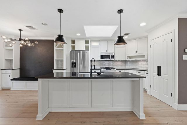 1511 Knoll Ridge DR, Cedar Park, TX 78613