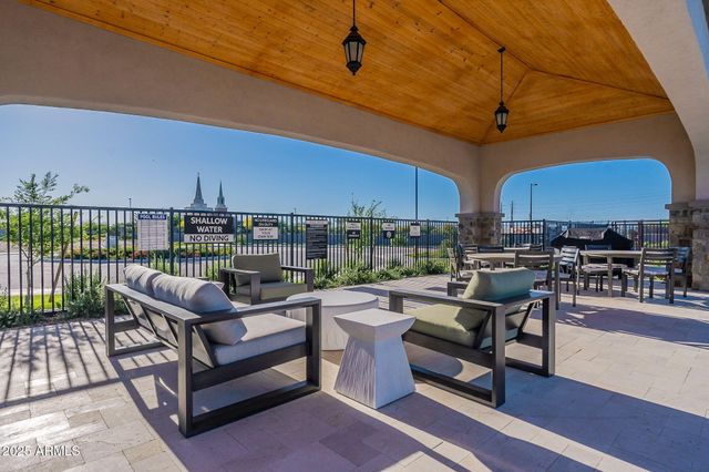 2660 E LONGHORN Court, Gilbert, AZ 85297