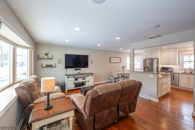 7 Carlson Pl, Parsippany-troy Hills Twp., NJ 07034