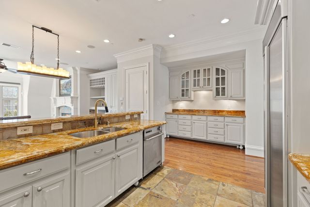 2214 Worthington Street, Dallas, TX 75204