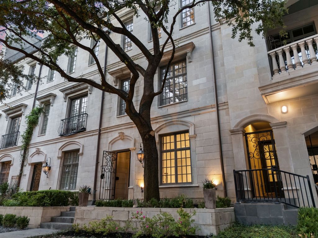 2214 Worthington Street, Dallas, TX 75204