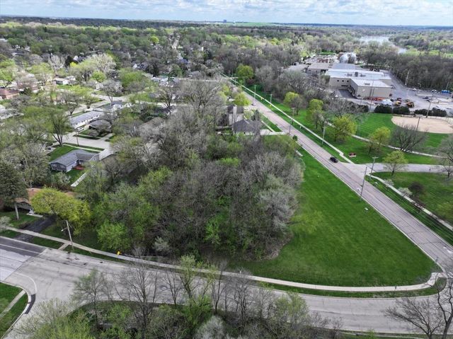 1009 S 9th Avenue, St. Charles, IL 60174