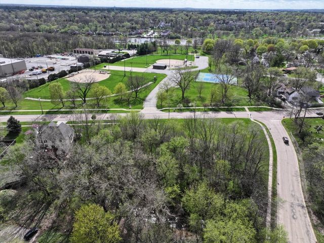 1009 S 9th Avenue, St. Charles, IL 60174