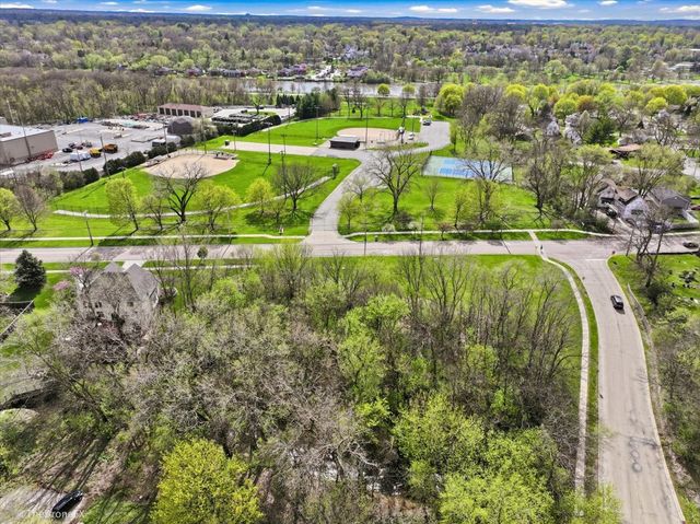 1009 S 9th Avenue, St. Charles, IL 60174