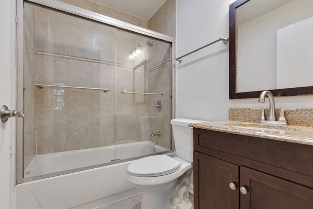 96 GANT Circle H, Streamwood, IL 60107