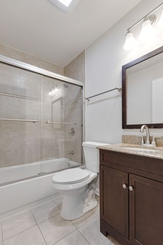 96 GANT Circle H, Streamwood, IL 60107