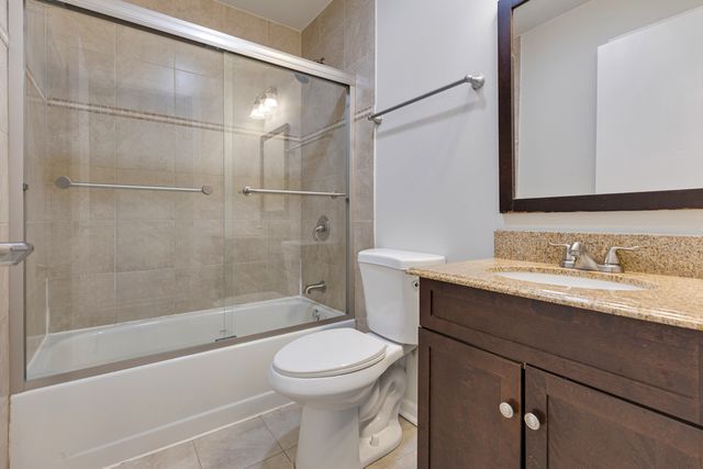 96 GANT Circle H, Streamwood, IL 60107