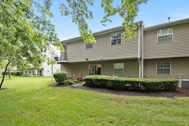 96 GANT Circle H, Streamwood, IL 60107