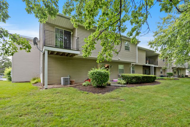 96 GANT Circle H, Streamwood, IL 60107