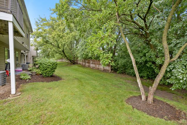 96 GANT Circle H, Streamwood, IL 60107