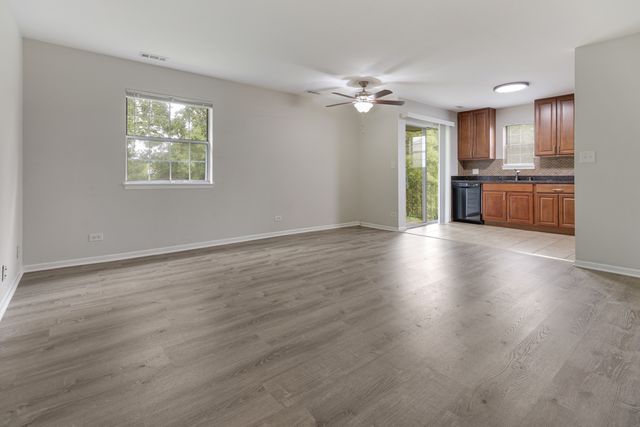 96 GANT Circle H, Streamwood, IL 60107