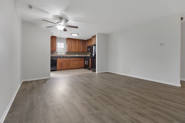96 GANT Circle H, Streamwood, IL 60107