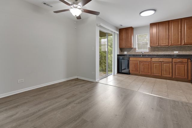 96 GANT Circle H, Streamwood, IL 60107
