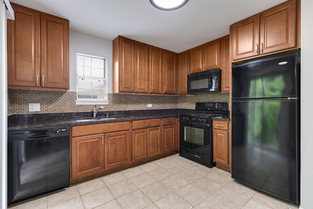 96 GANT Circle H, Streamwood, IL 60107