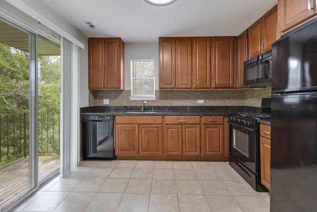 96 GANT Circle H, Streamwood, IL 60107