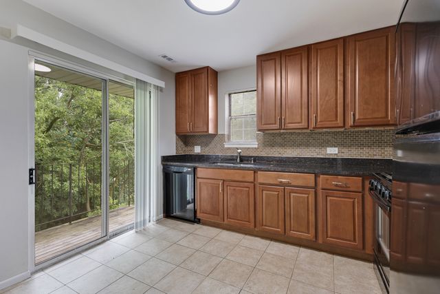 96 GANT Circle H, Streamwood, IL 60107