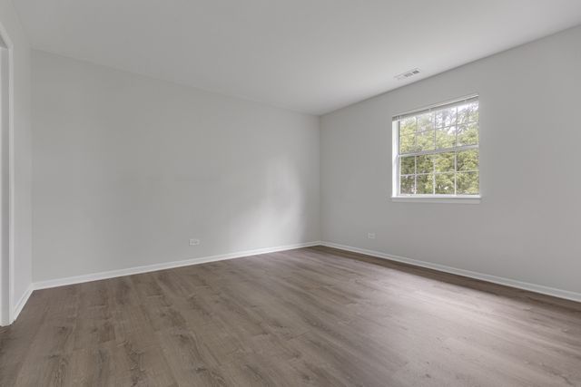 96 GANT Circle H, Streamwood, IL 60107
