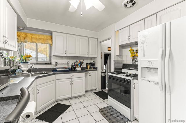 22151 Whitmore Street, Oak Park, MI 48237