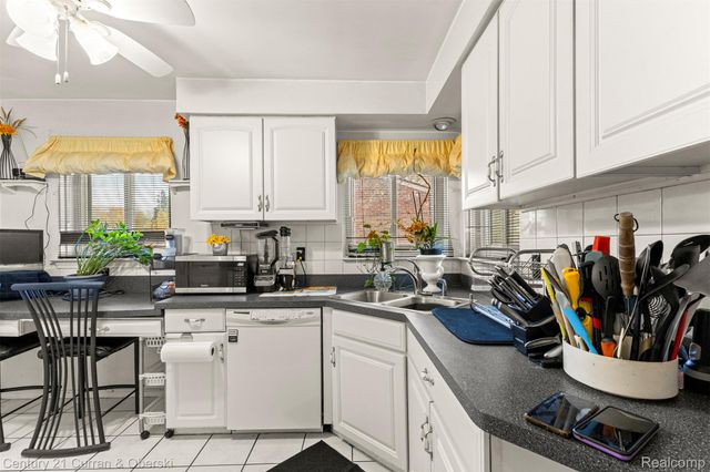 22151 Whitmore Street, Oak Park, MI 48237