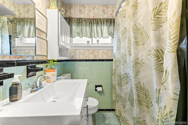 22151 Whitmore Street, Oak Park, MI 48237